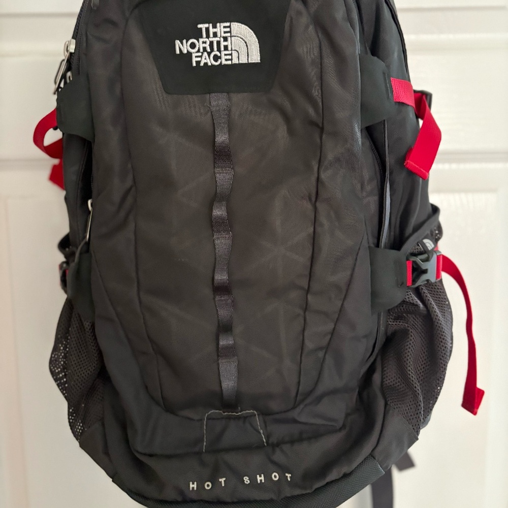 North Face Hot Shot Backpack Black & Red Like NEW!